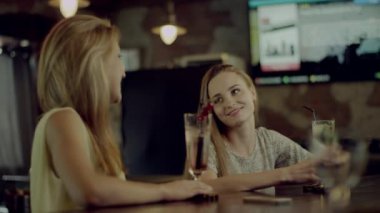 Bir barda konuşan kadın