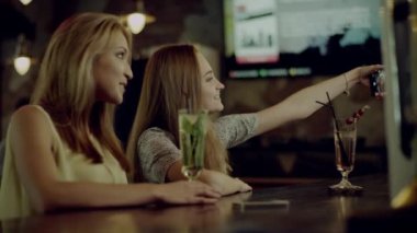 Selfie Çeken Kadınlar