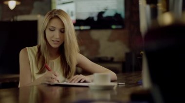 bir barda çalışan kadın