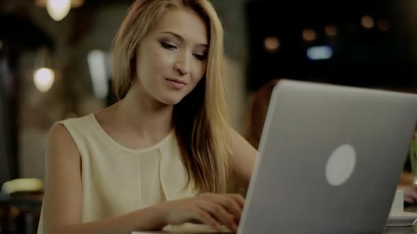 Kvinna som använder bärbar dator — Stockvideo