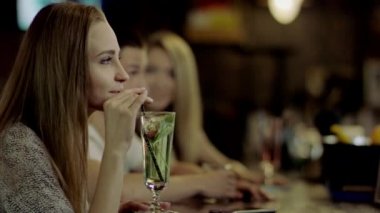 kadın içki kokteyli