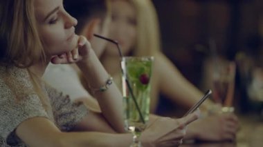 Yalnız kadın Smartphone kullanarak