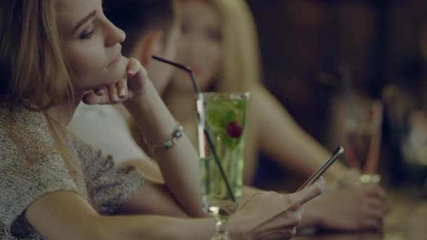 孤独的女人用智能手机 — 图库视频影像