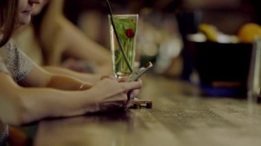 kadın iletileri telefonda yazar.