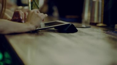 eller kadının tablet kullanma