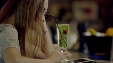 tablet bilgisayar kullanarak kız öğrenci