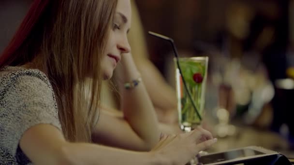 Женщина с помощью планшетного компьютера — стоковое видео
