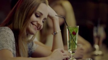 bir barda neşeli kadın