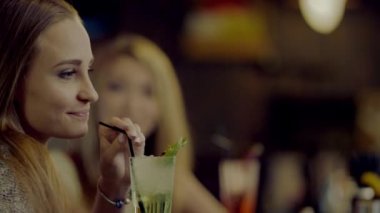 selfie bir barda alarak arkadaşlar