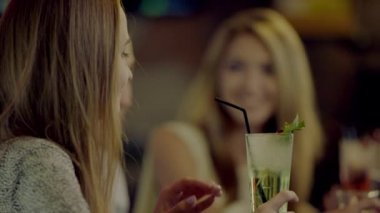 İnsanlar alarak selfie