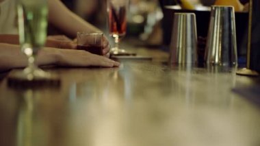 bir içki holding eller mans