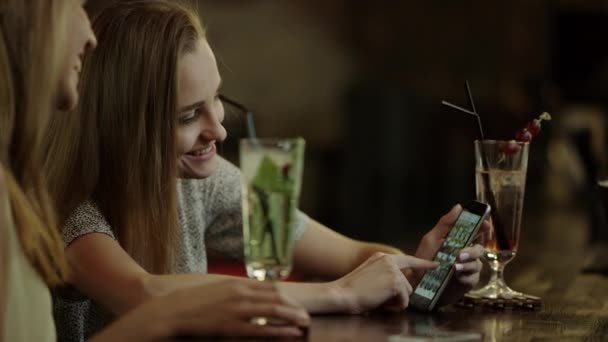 Женщины смотрят что-то в телефоне — стоковое видео