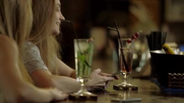 Kadınlar dedikodu bir barda oturmuş