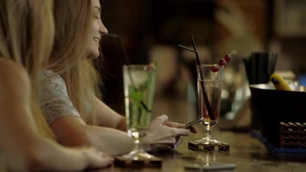 Γυναίκες κουτσομπολεύοντας κάθεται σε ένα μπαρ — Αρχείο Βίντεο