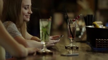 kokteyl içiyor arkadaşlar