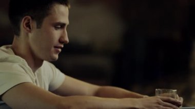 adam bir bardak içki ile