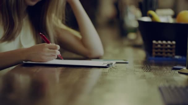 Businesswoman working in a bar — Stock Video