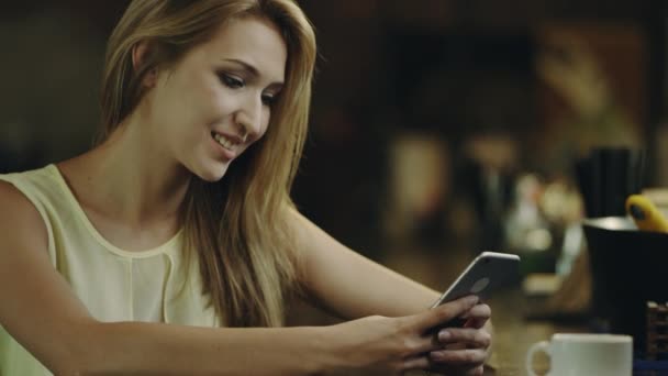Kvinna chattar på en telefon — Stockvideo