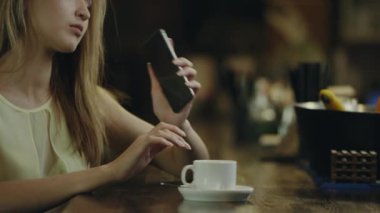 Kadın telefonda konuşurken ve kahve içme