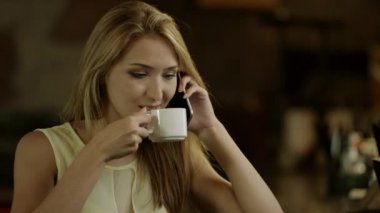 bir kafede yalnız kadın