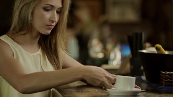 Vrouw koffie drinken en het maken van de selfie — Stockvideo