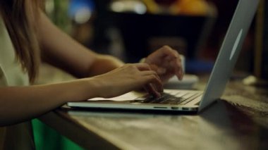 bir dizüstü bilgisayarda yazarak