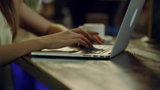 Руки печатают на ноутбуке — стоковое видео
