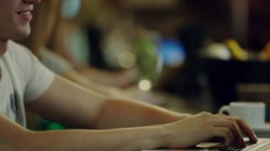 erkek öğrenci dizüstü kullanarak