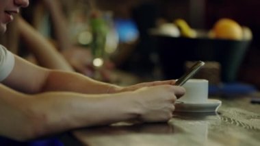 adam bir telefonda Sohbet