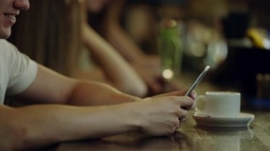 telefonunda izleyen adamım