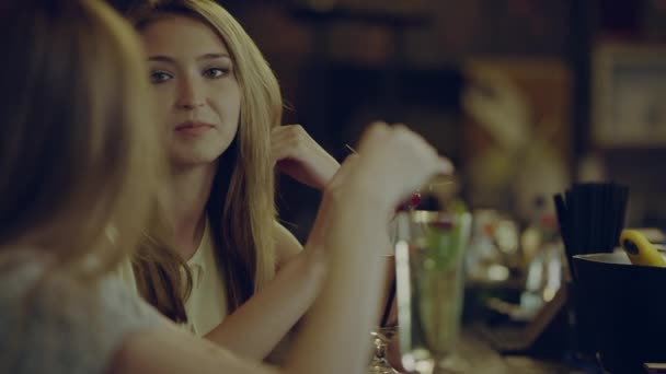 Nő figyelmen kívül hagyják az ember egy bárban — Stock videók