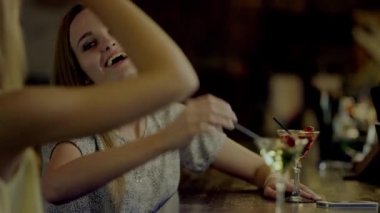 Çak bir beşlik ve kodes gözlük veren