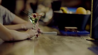 İki martini gözlük kadın elleriyle