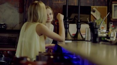 Barmen kokteyller güzel kızlar için verir.