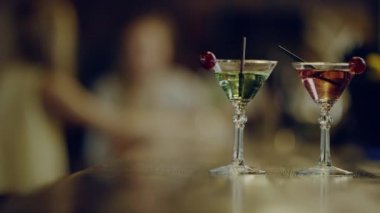 İnsanlar Clinking gözlük