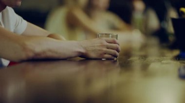 alkol cam tutan el mans