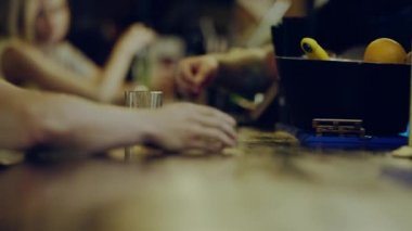 çubuğunun boyunca sürgülü cam sayaç