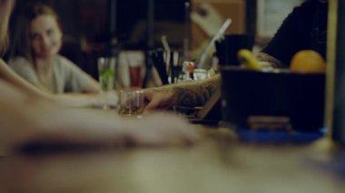 Barmen slaytlar alkol cam arasında bar counter