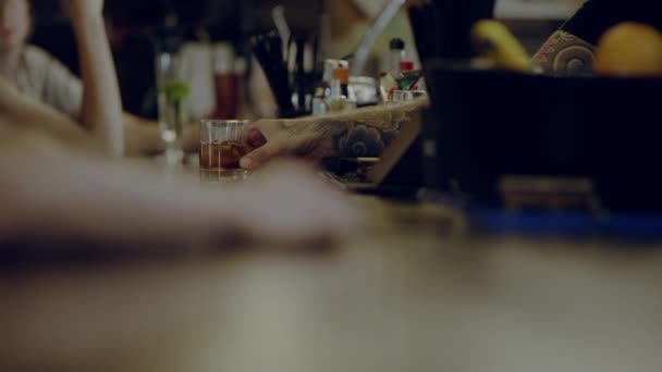 Bicchiere di whisky sul bancone di un bar — Video Stock