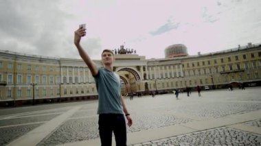 selfie telefonda yapan erkek