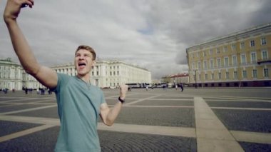 Evet jest gösterilen adam