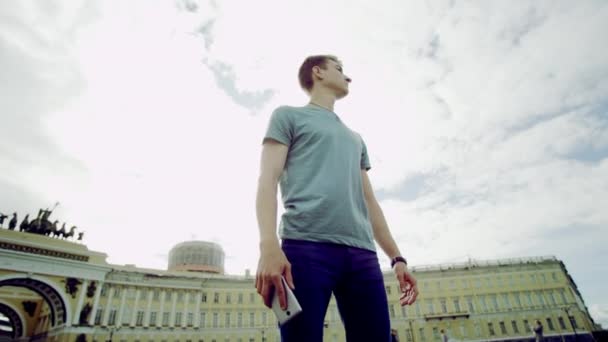 Homme debout sur la place de la ville — Video