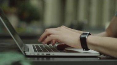 el laptop kapatır