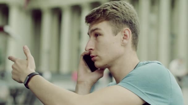 Мужчина разговаривает по телефону — стоковое видео