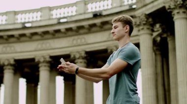 Tarihi binadaki karşı selfie