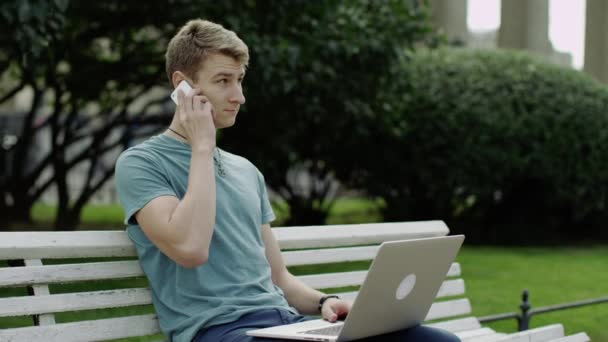 Usando telefone e laptop — Vídeo de Stock