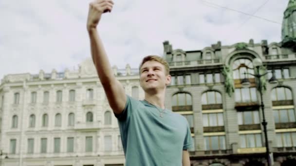 A történelmi épület ellen így selfie — Stock videók