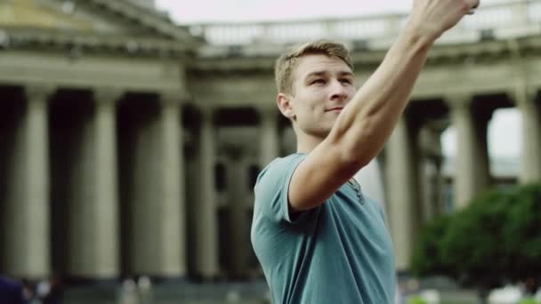 A történelmi épület ellen selfie — Stock videók