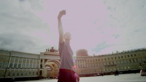 Szczęśliwy facet robienia selfie w Sankt Petersburgu — Wideo stockowe