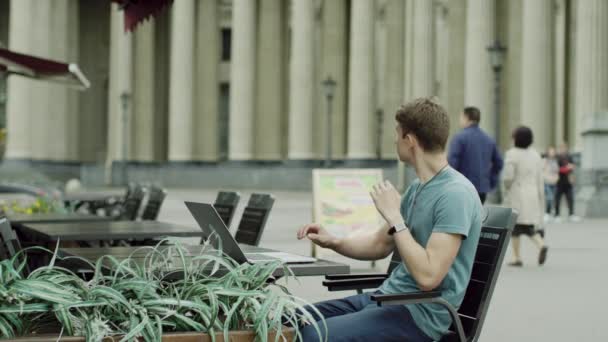 Ο τύπος που εργάζονται στον υπολογιστή tablet στο καφέ — Αρχείο Βίντεο